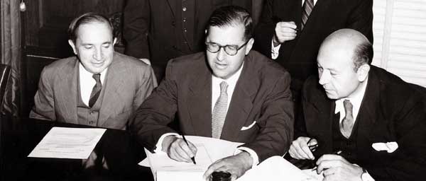 אבא אבן, שגריר ישראל בארה"ב, חתם על ההסכם בין ועידת התביעות לבין ישראל ב -10 בספטמבר 1952 - באותו יום שבו חתמו על הסכמי לוקסמבורג.