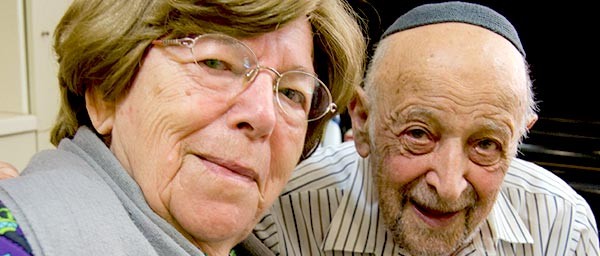 חוה ודוד רוזנטל נהנים לבלות את אחר הצהריים במרכז יום גבעתיים בישראל, שמקבל מענק לטיפול בניצולי השואה.