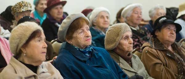 "הקהילות התומכות" ומרכזי היום הבכירים מסייעים לניצולי השואה להישאר בבתיהם.