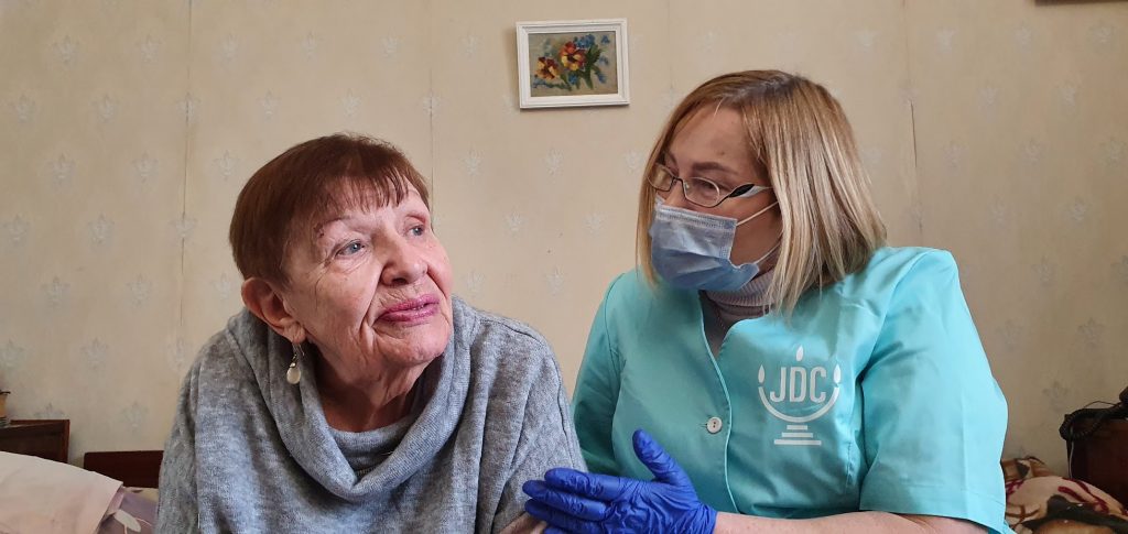 ניצול שואה בבית באוקראינה נעזר בעובדת סוציאלית