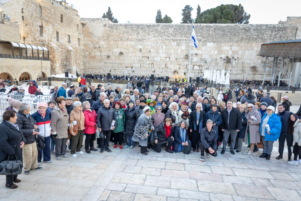 הדלקת נר חמישי בכותל בהשתתפות כ-100 שורדי שואה: ועידת התביעות והאתר למורשת הכותל ערכו הדלקת נרות בהשתתפות שורדי שואה מרחבי הארץ